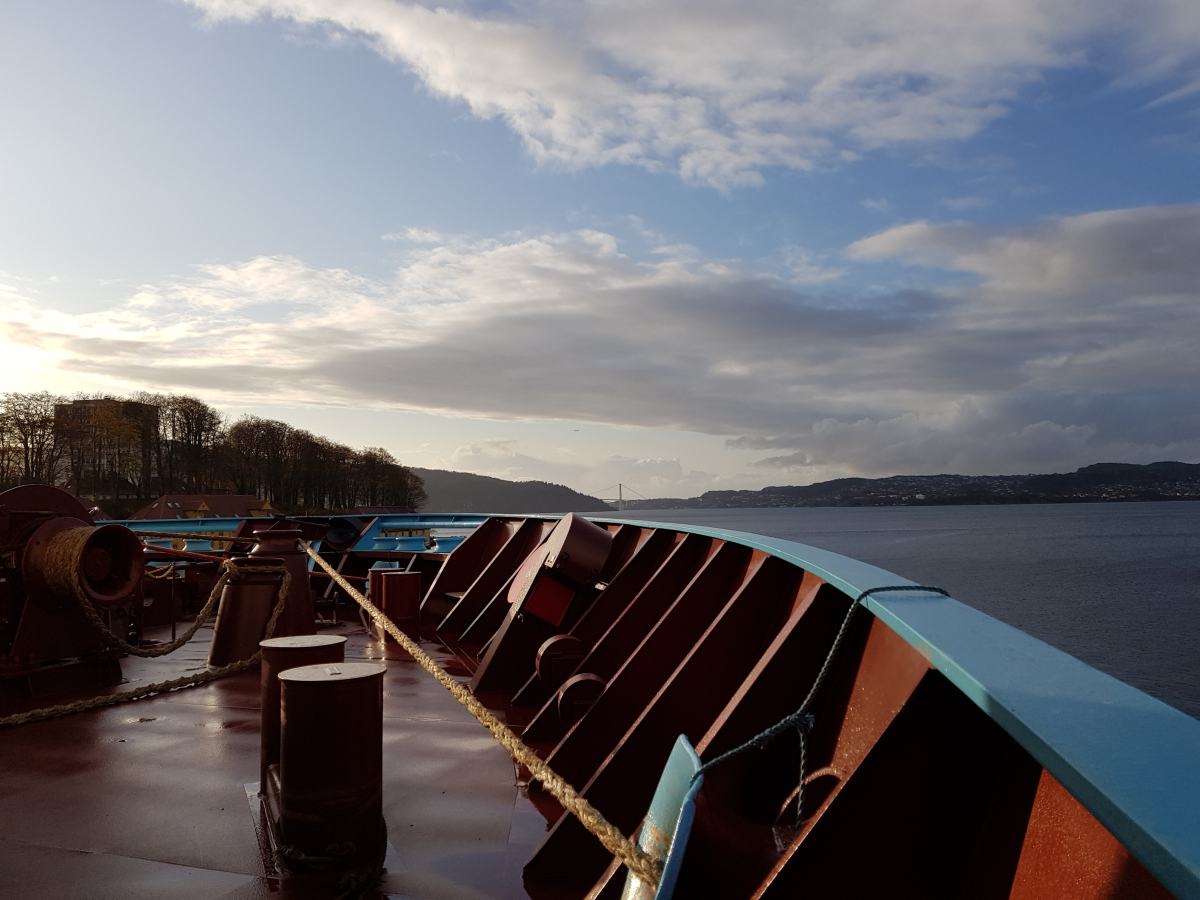 Aftensol paa bakken (Maersk Lifter, Bergen).jpg